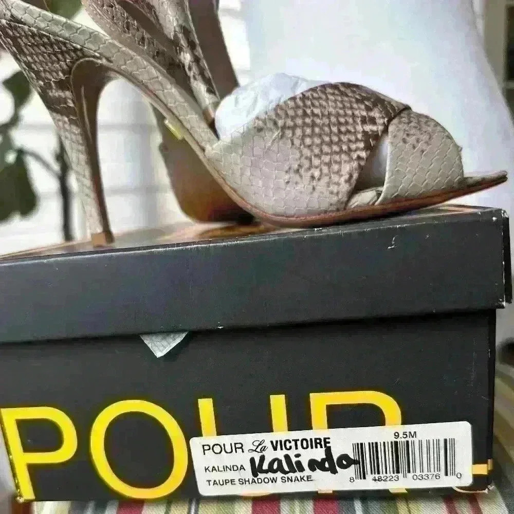 Pour La Victoire Kalinda Taupe Shadow Snake Sanders -NIB - Size 9.5M - Picture 4 of 6